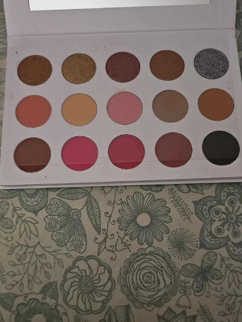 Abella compact eyeshadow